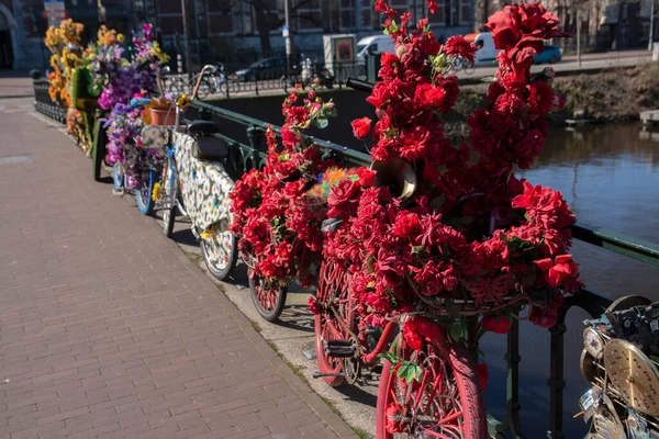 Biciclette Con Decorazioni Floreali Amsterdam Paesi Bassi 2020 — Foto Stock