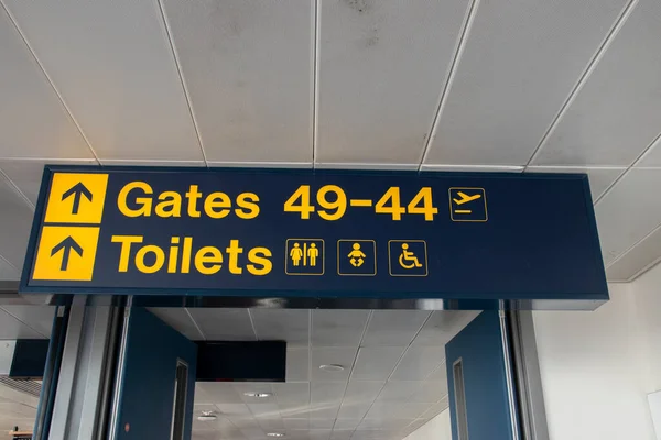 Billboard Gates Toilets Lotnisku Manchesterze Anglia 2019 — Zdjęcie stockowe