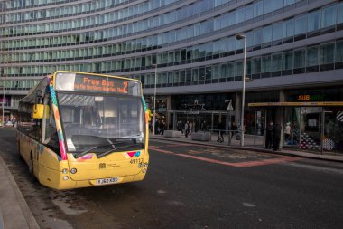 Manchester İngiltere 'deki Piccadilly Tren İstasyonu' nda Ücretsiz Otobüs 2 8-12-2019