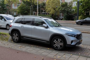 Bir Mavi Mercedes Benz EQB 250 + Araba Amsterdam 'da Hollanda 22-9-2025