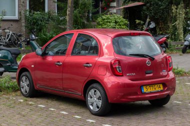 Amsterdam 'da Kırmızı Nissan Micra Araba 13-9-2205