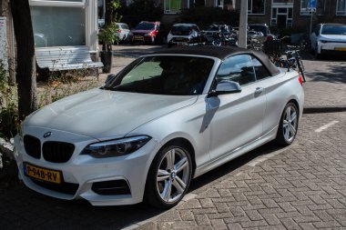 Bir Gümüş BMW M240I Amsterdam 'da Hollanda 25-9-2025