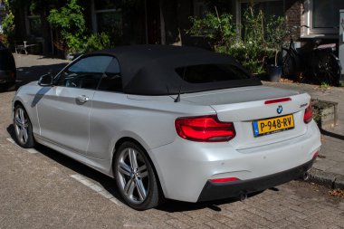 Bir Gümüş BMW M240I Amsterdam 'da Hollanda 25-9-2025