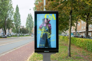 Amsterdam 'daki Billboard C & A Mağazası Hollanda 14-10-2025
