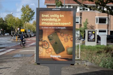 Billboard Swappie Amsterdam 4-10-2025 'te iPhone' unu satıyor.