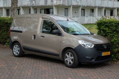 Kahverengi Dacia Dokker Arabası Amsterdam 'da Hollanda 21-9-2025