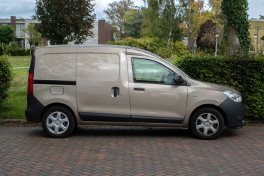 Kahverengi Dacia Dokker Arabası Amsterdam 'da Hollanda 21-9-2025
