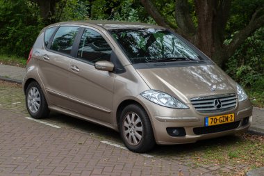 Amsterdam 'daki kahverengi Mercedes-Benz Arabası Hollanda 20-9-2025