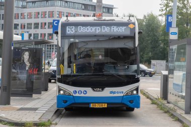 Otobüs 63 Amsterdam 'daki Lelylaan İstasyonu Hollanda 2-10-2025