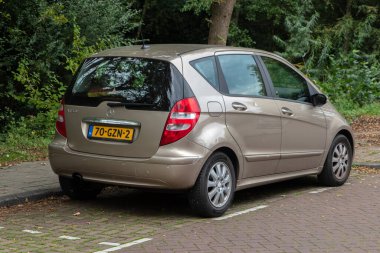 Amsterdam 'daki kahverengi Mercedes-Benz Arabası Hollanda 20-9-2025