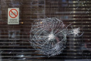 Amsterdam 'da Hasarlı Camı Kapat Hollanda 1-10-2025