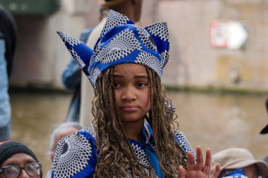 Amsterdam 'daki Keti Koti Festivali' nin açılışında geleneksel elbiseli çocuğu yakın plan 1-6-2025