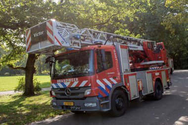 Amsterdam Oosterpark Parkı 'ndaki itfaiye kamyonu. Hollanda 22-9-2025.
