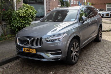 Gri Volvo XC90 T8 Çift Motorlu Araç Amsterdam 'da Hollanda 21-9-2025