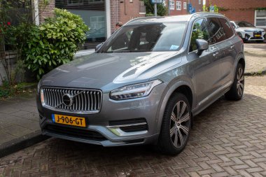 Gri Volvo XC90 T8 Çift Motorlu Araç Amsterdam 'da Hollanda 21-9-2025