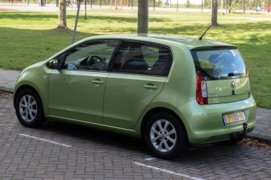 Amsterdam 'daki Yeşil Skoda Vatandaş Aracı Hollanda 14-9-2024