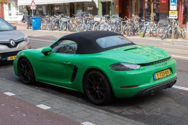 Yeşil Porsche 718 Boxster GTS Amsterdam 'da Hollanda 20-9-2025