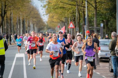 Amsterdam 'daki TCS Amsterdam Maratonu' nda Koşan İnsanlar 19-10-2025