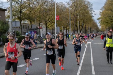 Amsterdam 'daki TCS Amsterdam Maratonu' nda Koşan İnsanlar 19-10-2025