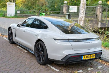 Porsche Taycan GTS Arabası Amsterdam 'da Hollanda 18-10-2025