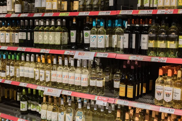 Amsterdam 'daki Vomar Süpermarketinde Şarap Seçimi 28-10-2025