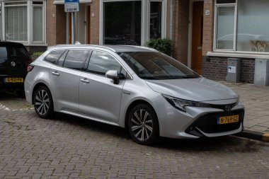 Gümüş Toyota Corolla Amsterdam 'da Hollanda 4-8-2025