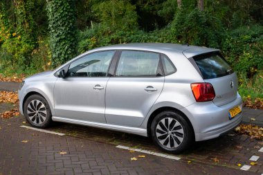 Amsterdam 'daki Gümüş Volkswagen Polo Arabası Hollanda 20-10-2025