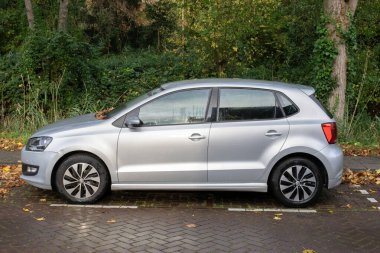 Amsterdam 'daki Gümüş Volkswagen Polo Arabası Hollanda 20-10-2025