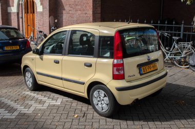 Amsterdam 'daki Sarı Fiat Panda Arabası Hollanda 21-9-2025