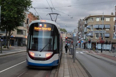 Amsterdam 'da Middenweg Caddesi 19. tramvay hattı. 23-4-8-2025.