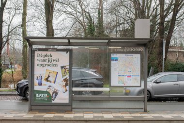 Amsterdam 'da Basker Kinderopvang Billboard' u olan bir tramvay. Hollanda 15-1-2026