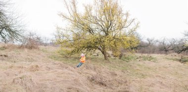 Bebek kız sittiing bahçede
