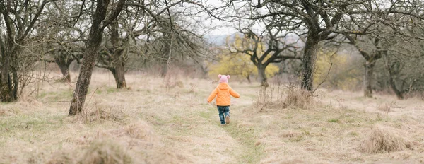 Bebé-niña corriendo en el jardín — Foto de Stock