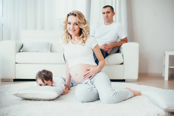 Keluarga bahagia. Wanita hamil. — Stok Foto