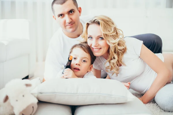 Feliz family.a mulher grávida — Fotografia de Stock