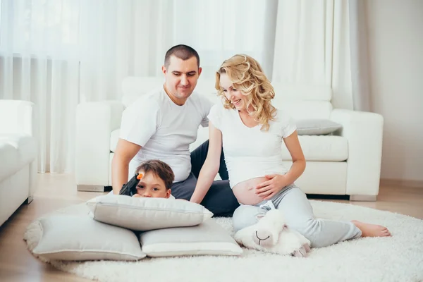 Feliz family.a mulher grávida — Fotografia de Stock