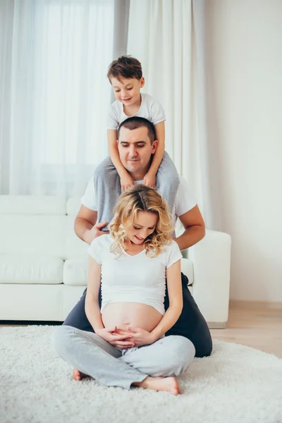 Keluarga bahagia. Wanita hamil. — Stok Foto