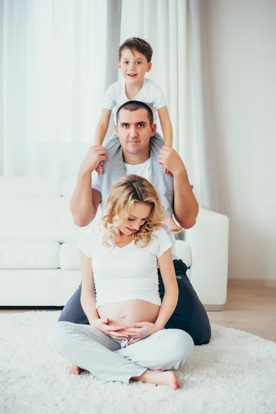 Щаслива сім'я. вагітна жінка — стокове фото