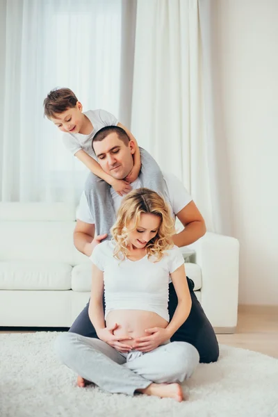 Feliz family.a mulher grávida — Fotografia de Stock