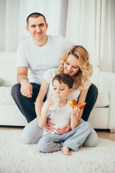 Feliz family.a mulher grávida — Fotografia de Stock