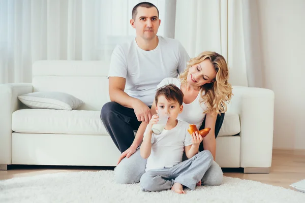 Feliz family.a mulher grávida — Fotografia de Stock