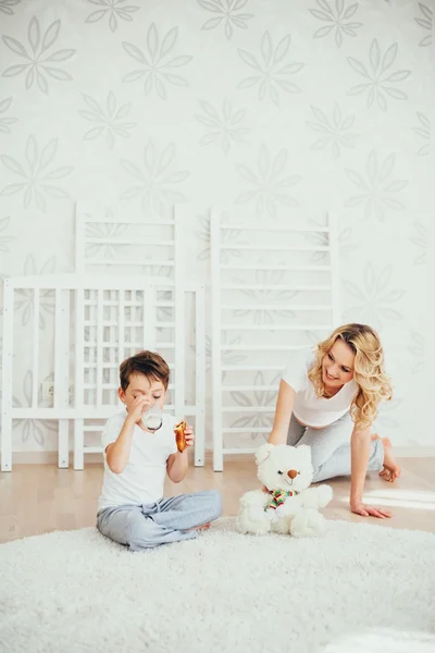 Feliz family.a mulher grávida — Fotografia de Stock