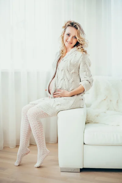 A happy  pregnant woman — Stock Photo, Image