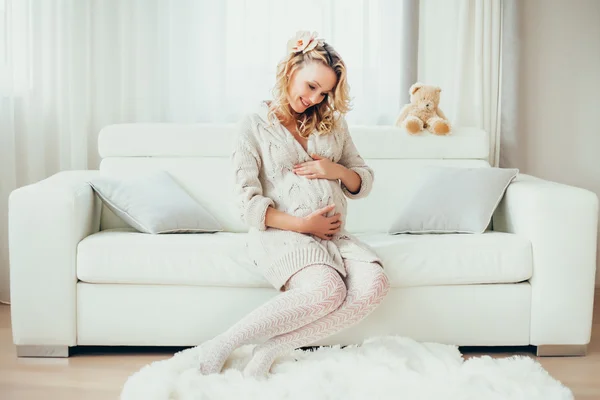 Mutlu bir hamile kadın.