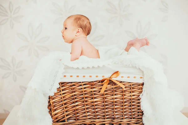 Lilla barnet (barn) ligger i trä korg. nyfödd — Stockfoto