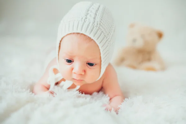 Konstiga, roliga porträtt drömmande lilla bebis (infant) liggande i en — Stockfoto