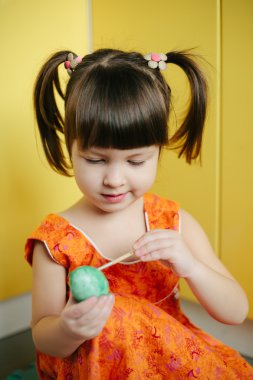 Küçük Kız Paskalya Yumurtalarını Boyadı.