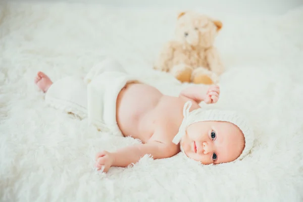 Маленька дитина (дитина), загорнута в білу в'язану ковдру новонародженого — стокове фото