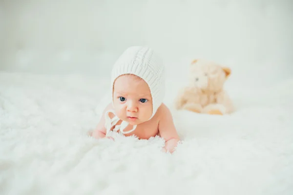 Lilla bebis (barn, kid) insvept i en vit stickad filt. nya — Stockfoto