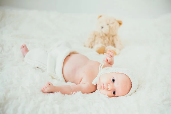 Pequeno bebê (criança, criança) envolto em um cobertor de malha branca. novo — Fotografia de Stock